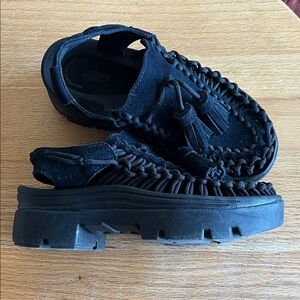 Keen Black Woven women’s tassle shoes size 7